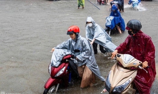 Hà Nội khuyến khích người dân làm việc online để ứng phó bão